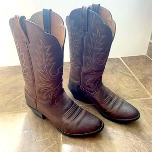 Brown leather Ariat calf height cowboy/cowgirl boots